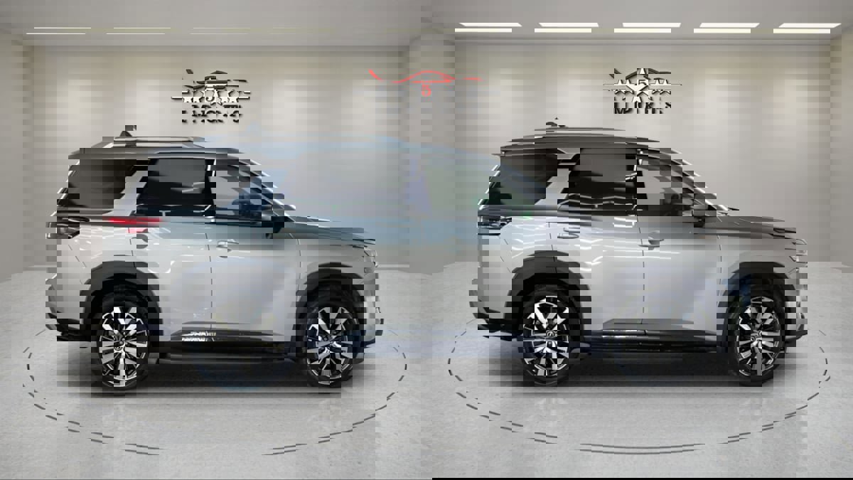 Used 2022 Nissan Pathfinder Platinum w/ Cargo Package image 6