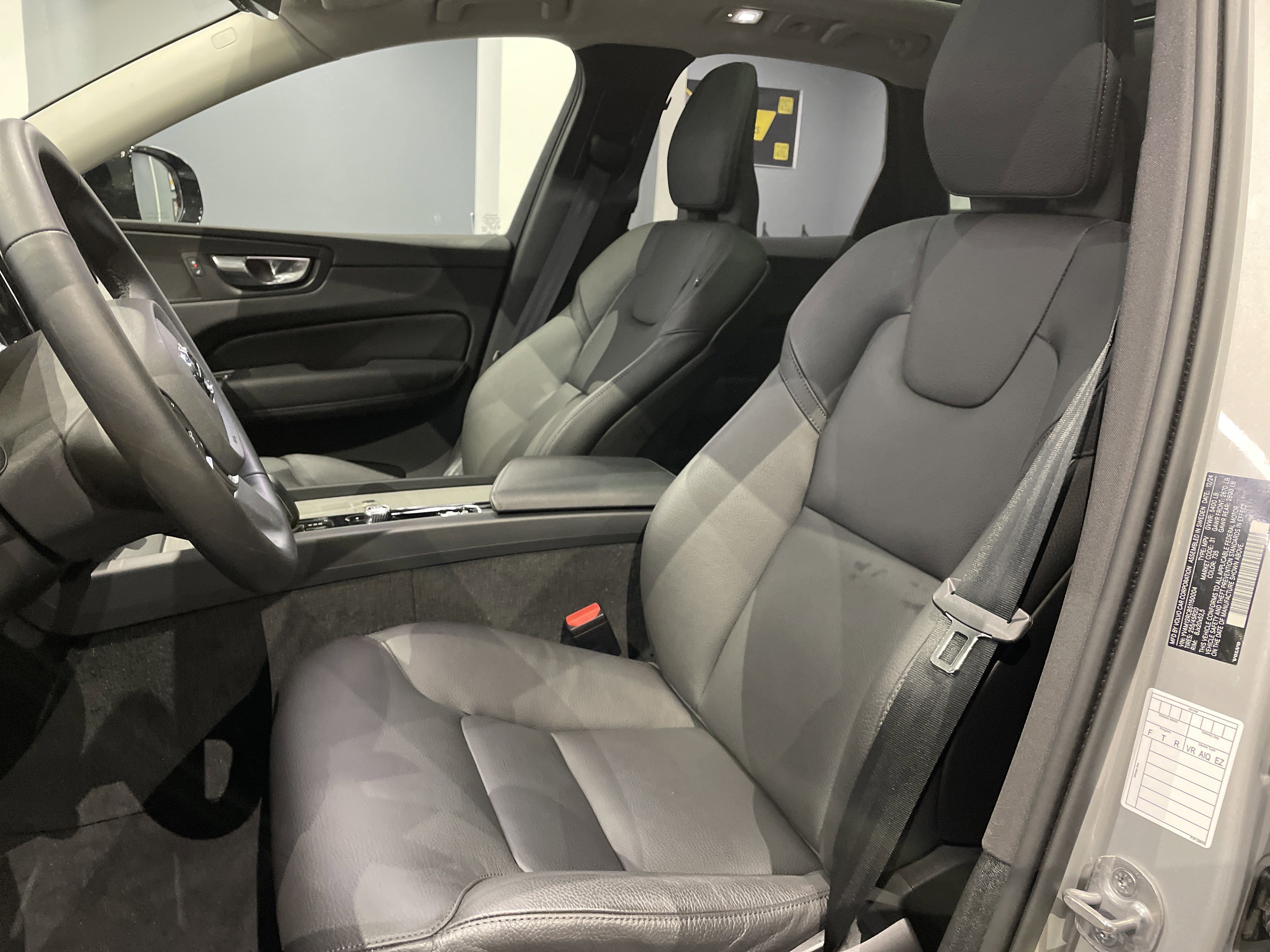 Used 2025 Volvo XC60 B5 Plus image 18