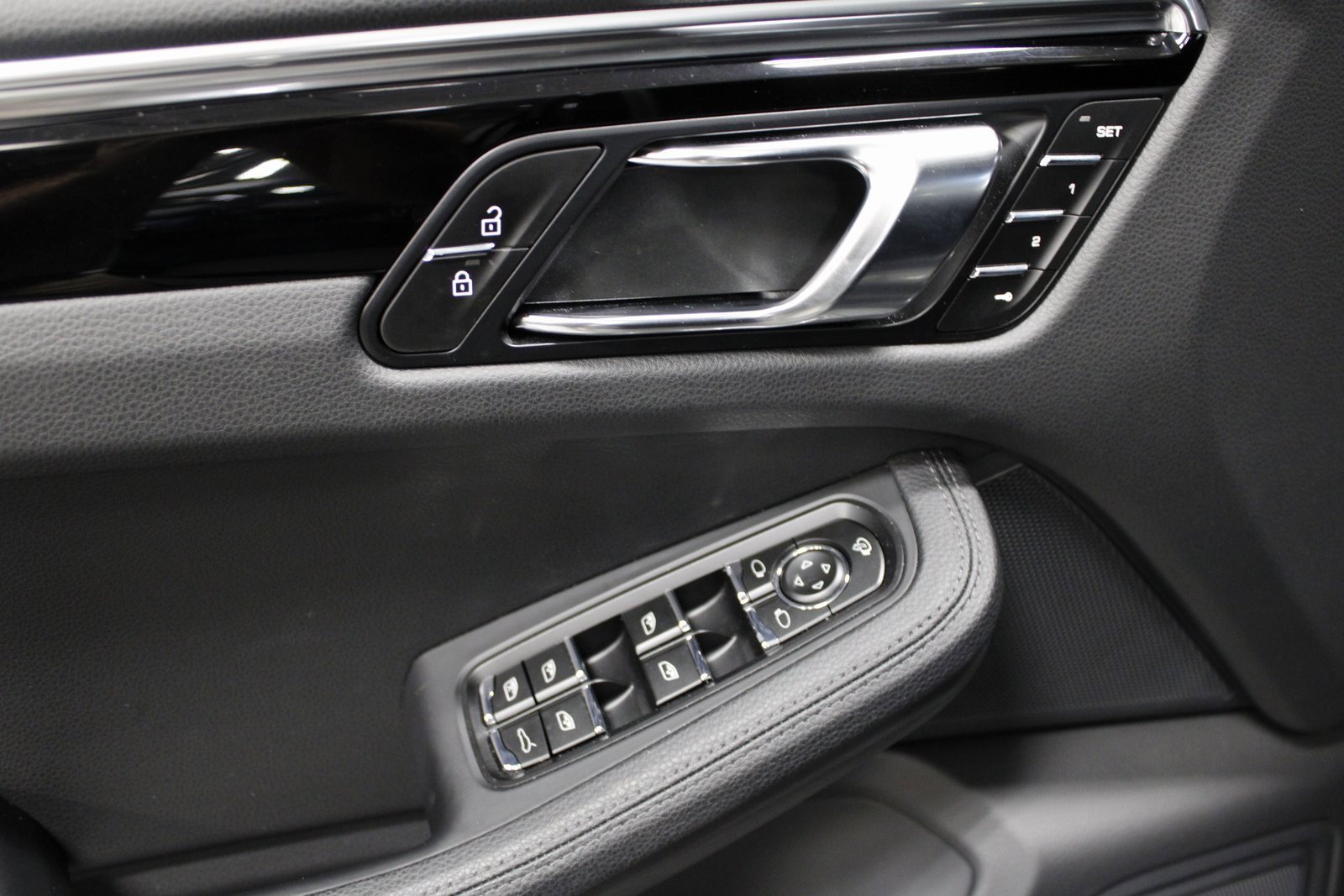 Used 2025 Porsche Macan image 25