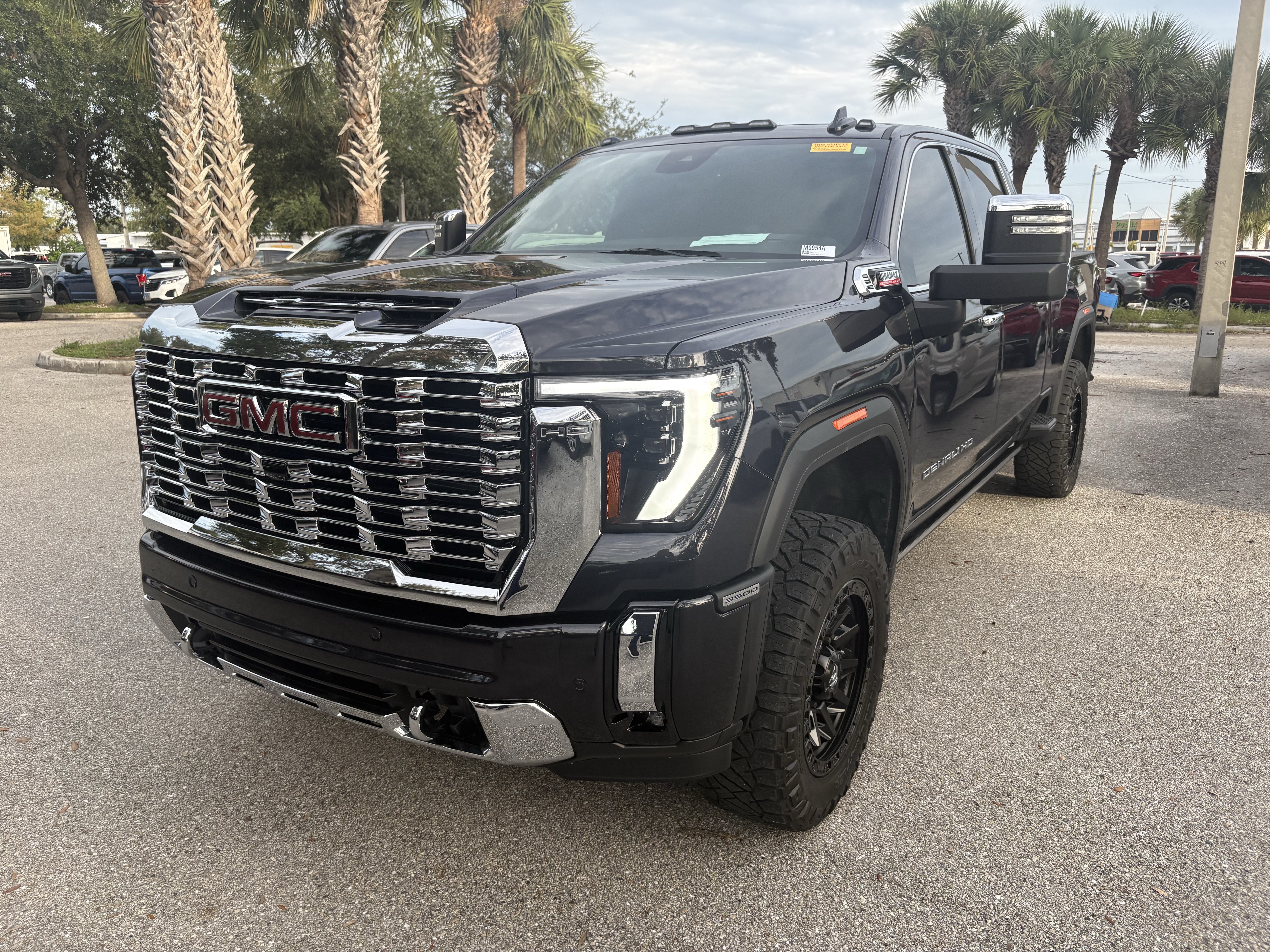Used 2024 GMC Sierra 3500 Denali w/ Denali Reserve Package AWD/4WD image 3