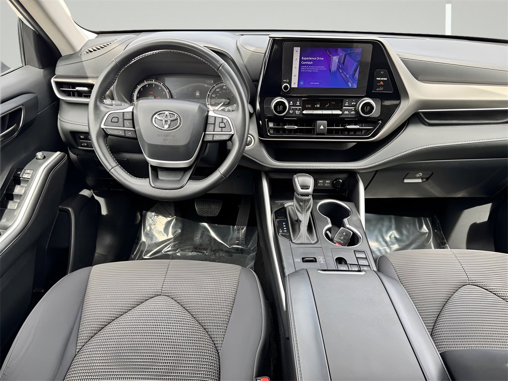Used 2024 Toyota Highlander LE image 5