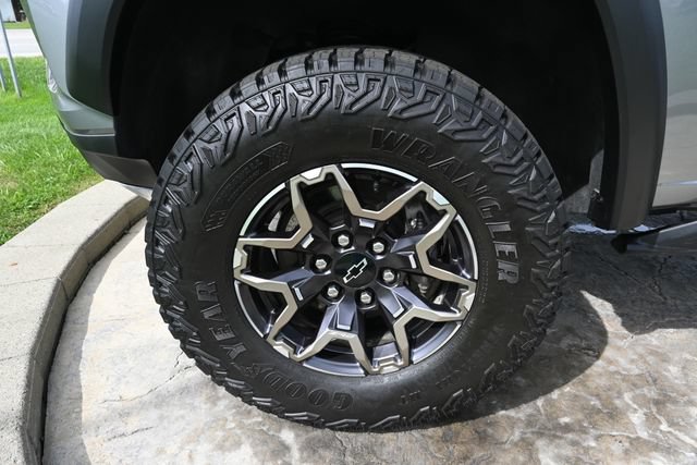 Used 2025 Chevrolet Colorado ZR2 w/ Technology Package AWD/4WD image 10
