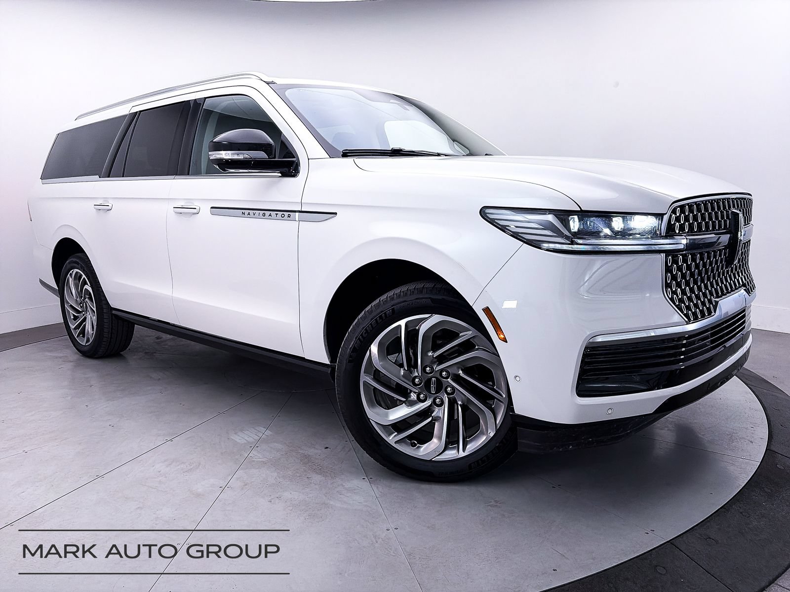 Used 2025 Lincoln Navigator L Reserve AWD/4WD image 1