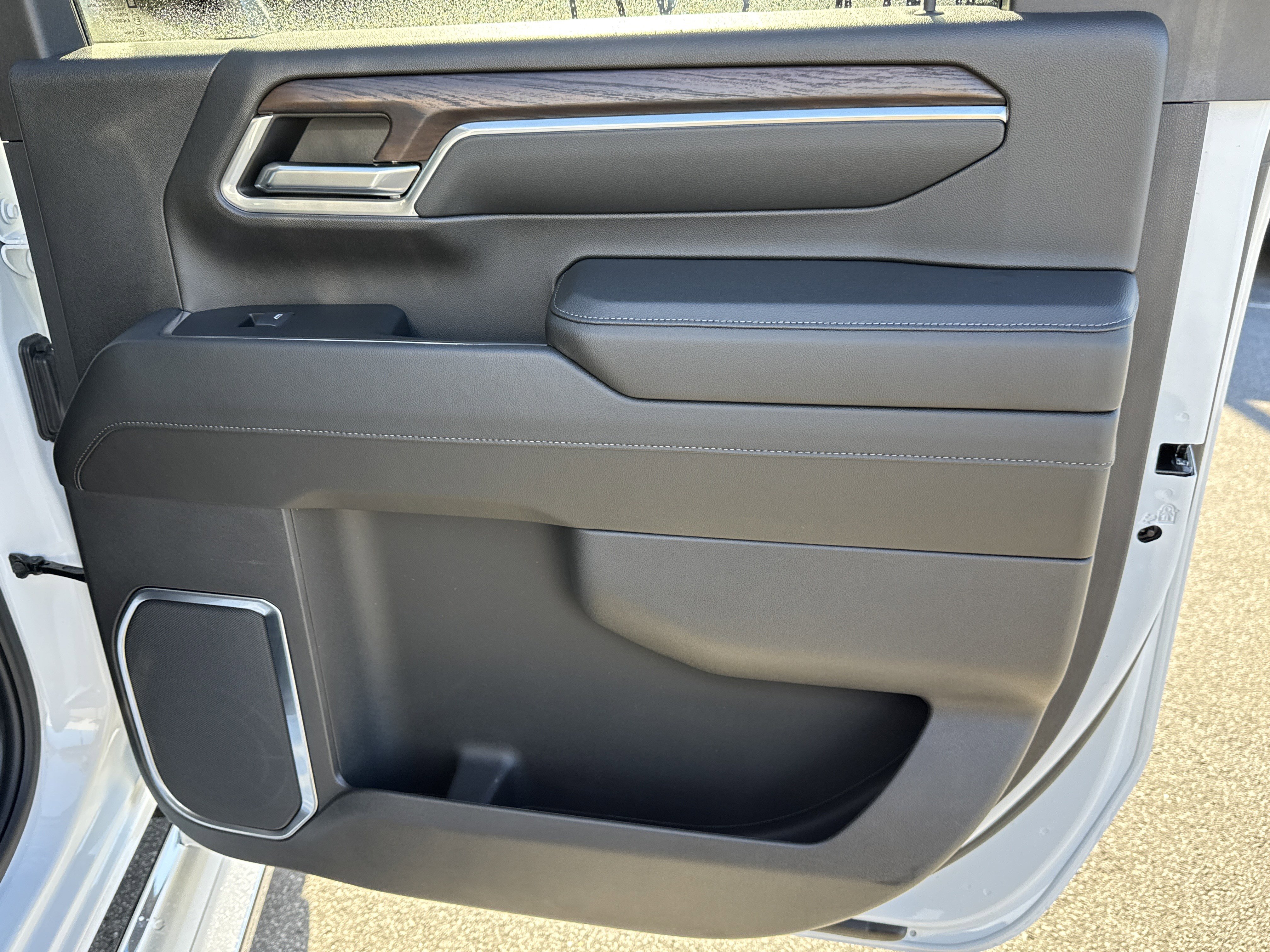 Used 2024 GMC Sierra 2500 SLT w/ SLT Convenience Package image 22