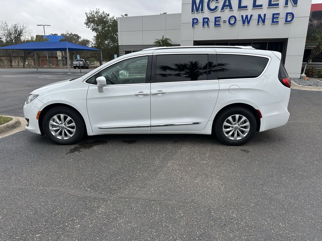 Used 2019 Chrysler Pacifica Touring-L image 3