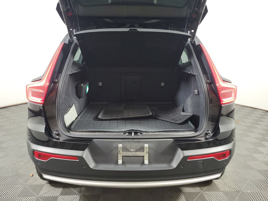 Used 2025 Volvo XC40 B5 Plus AWD/4WD image 11
