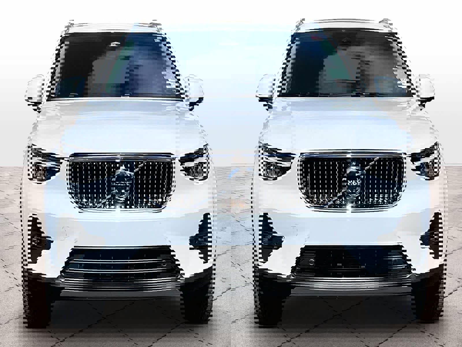 Used 2025 Volvo XC40 B5 Plus image 3