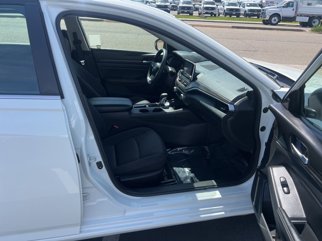 Used 2025 Nissan Altima 2.5 SV FWD image 25