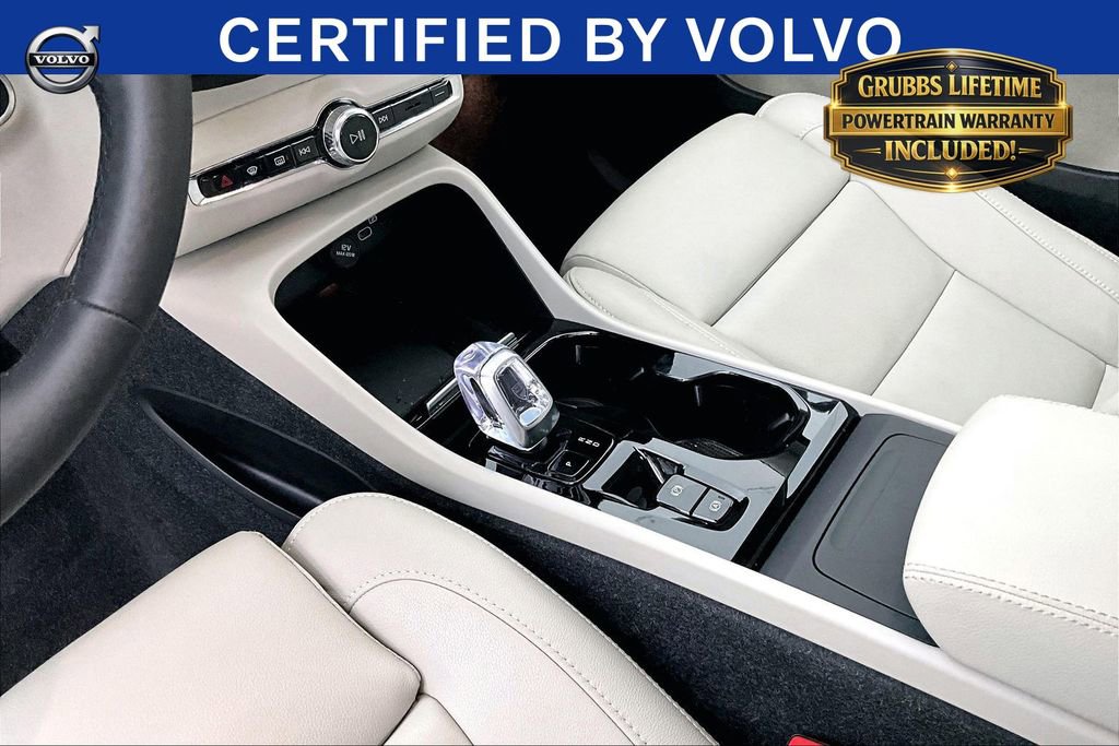 Used 2024 Volvo XC40 B5 Plus AWD/4WD image 17