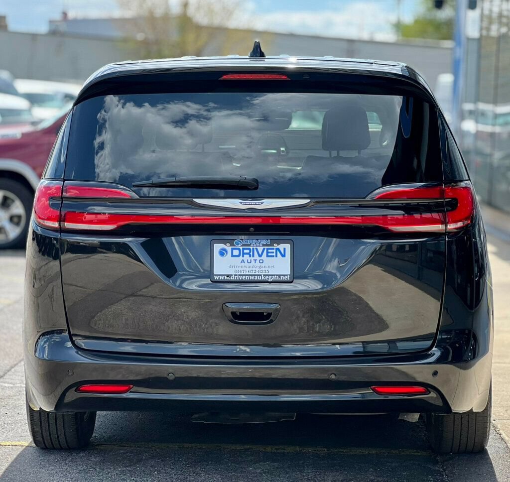 Used 2023 Chrysler Pacifica Touring-L FWD image 4
