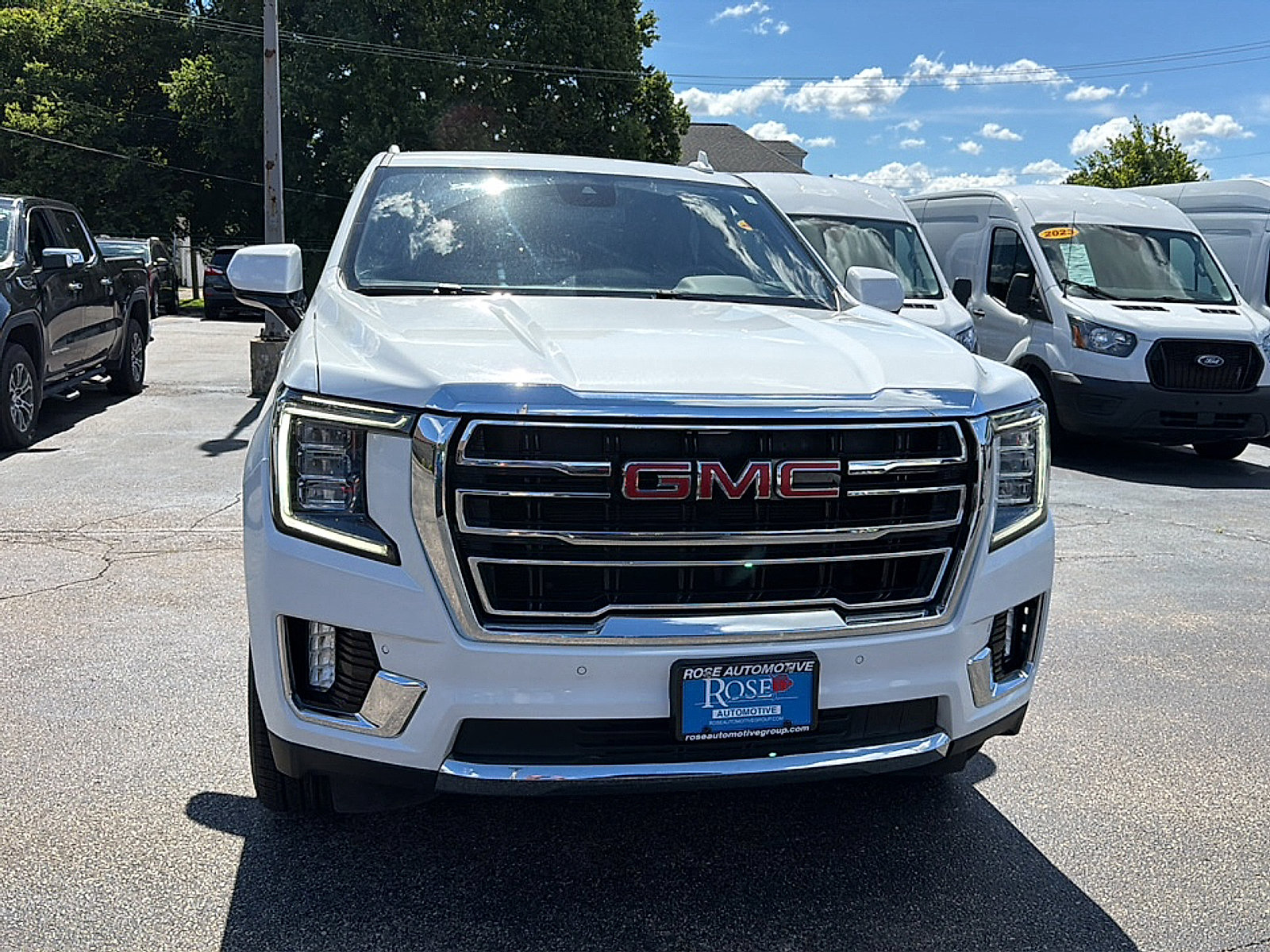 Used 2024 GMC Yukon SLT AWD/4WD image 2