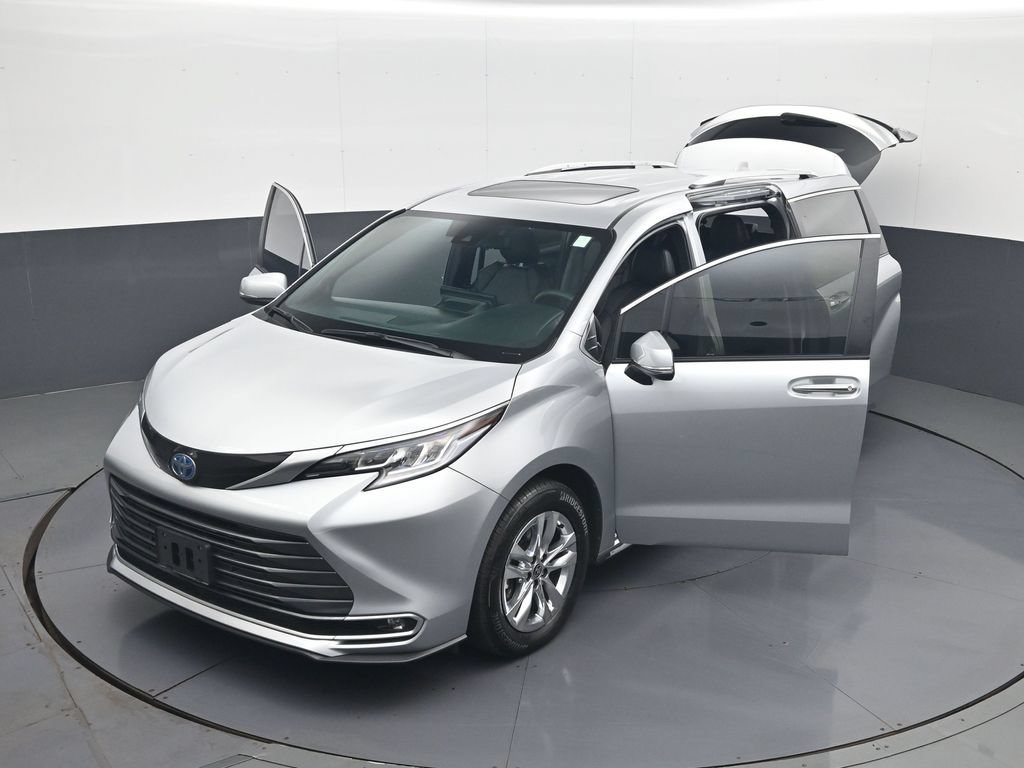 Used 2025 Toyota Sienna Limited AWD/4WD image 32
