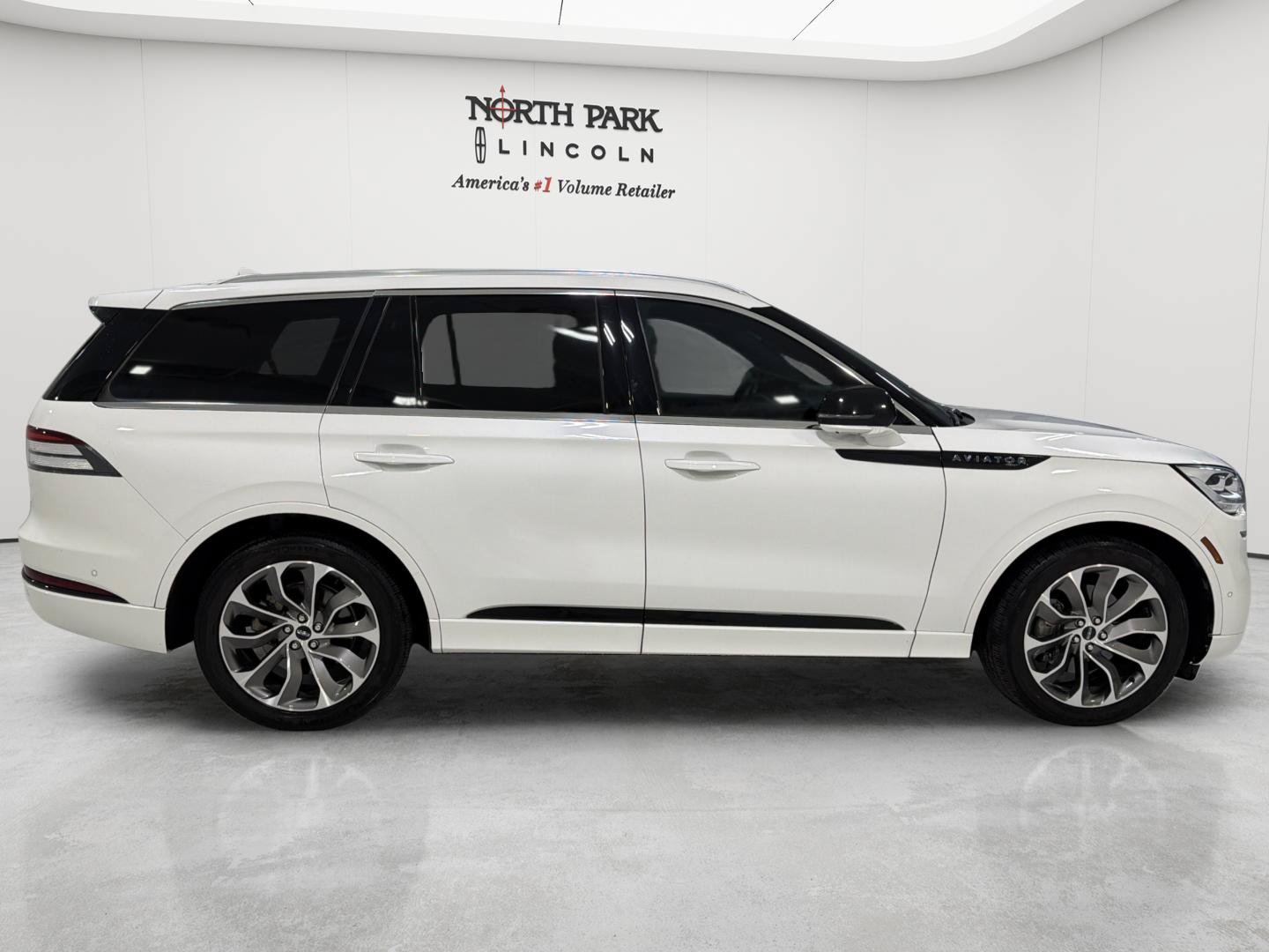 Used 2020 Lincoln Aviator Grand Touring w/ Equipment Group 302A AWD/4WD image 6