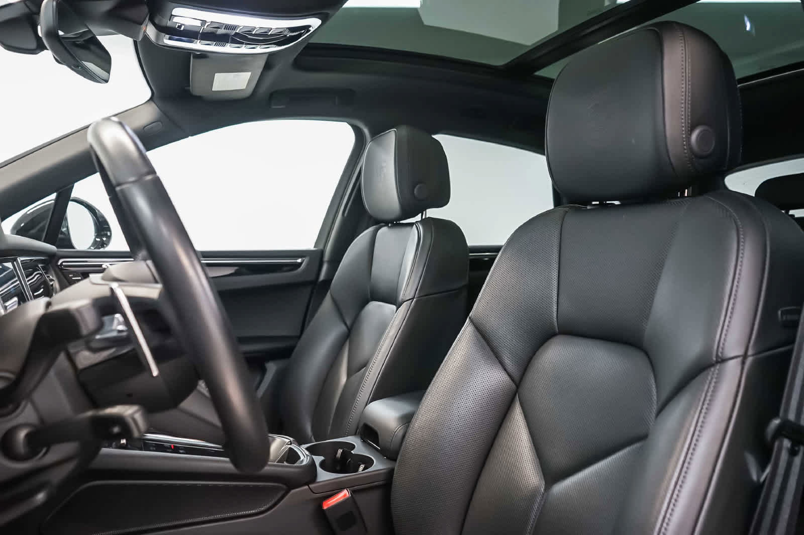 Certified 2025 Porsche Macan AWD/4WD image 5