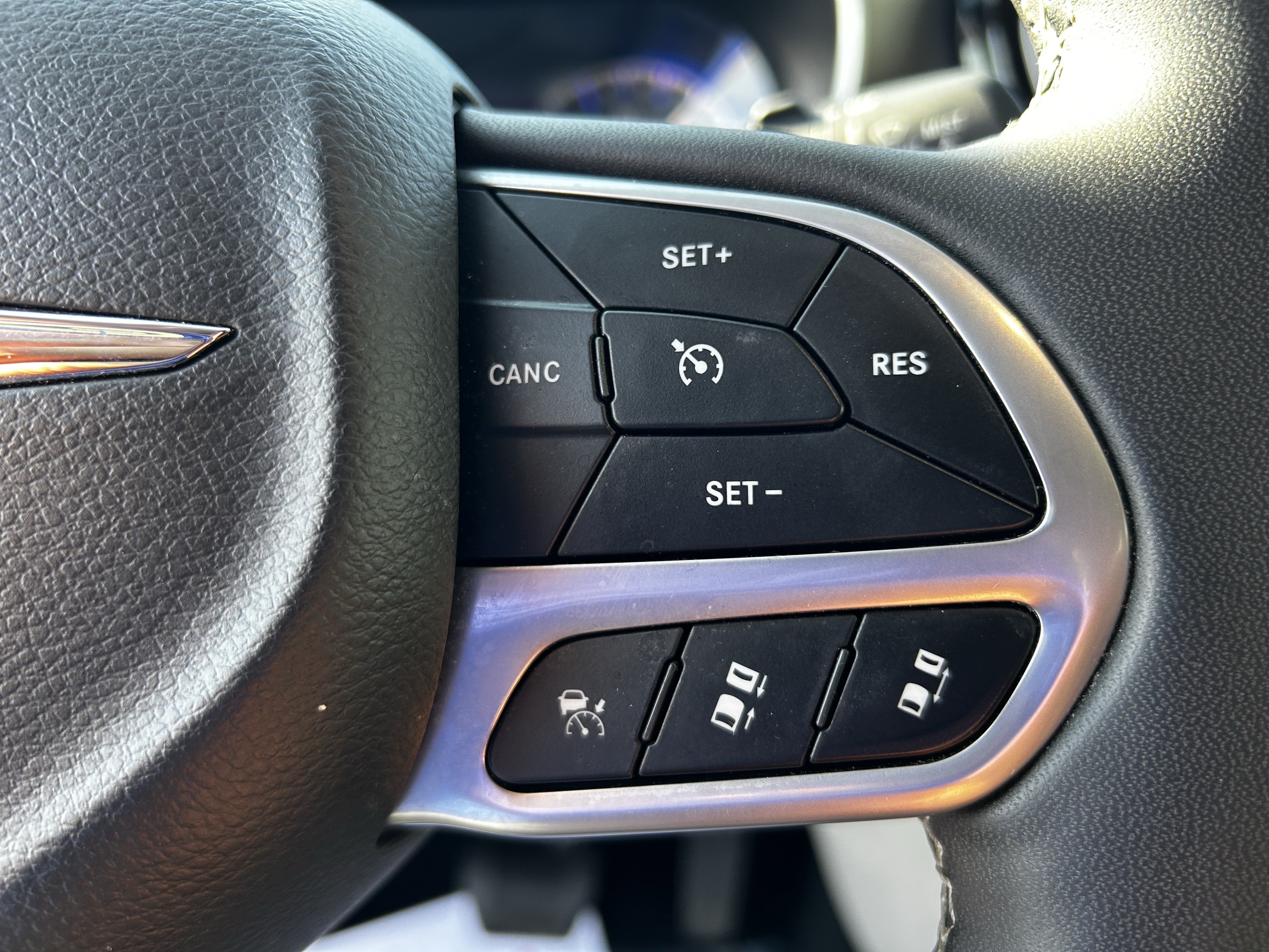 Used 2023 Chrysler Pacifica Touring-L FWD image 28