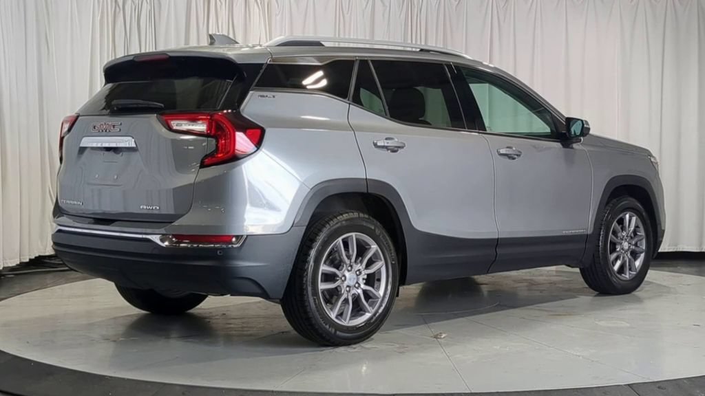 Used 2024 GMC Terrain SLT w/ Infotainment Package II AWD/4WD image 10