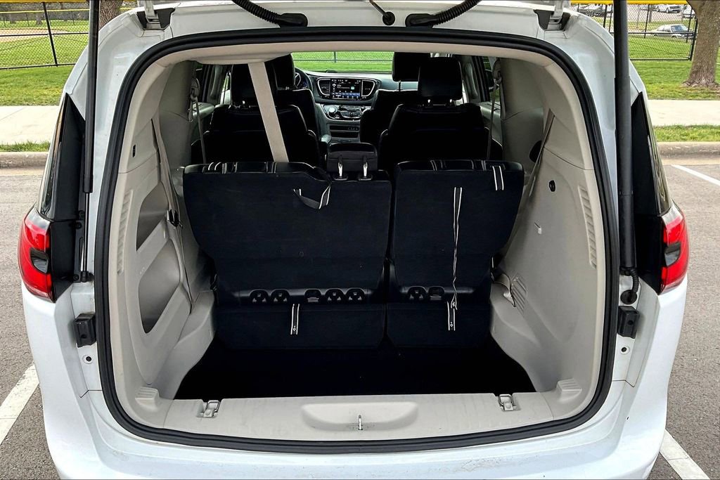 Used 2023 Chrysler Pacifica Touring-L image 7