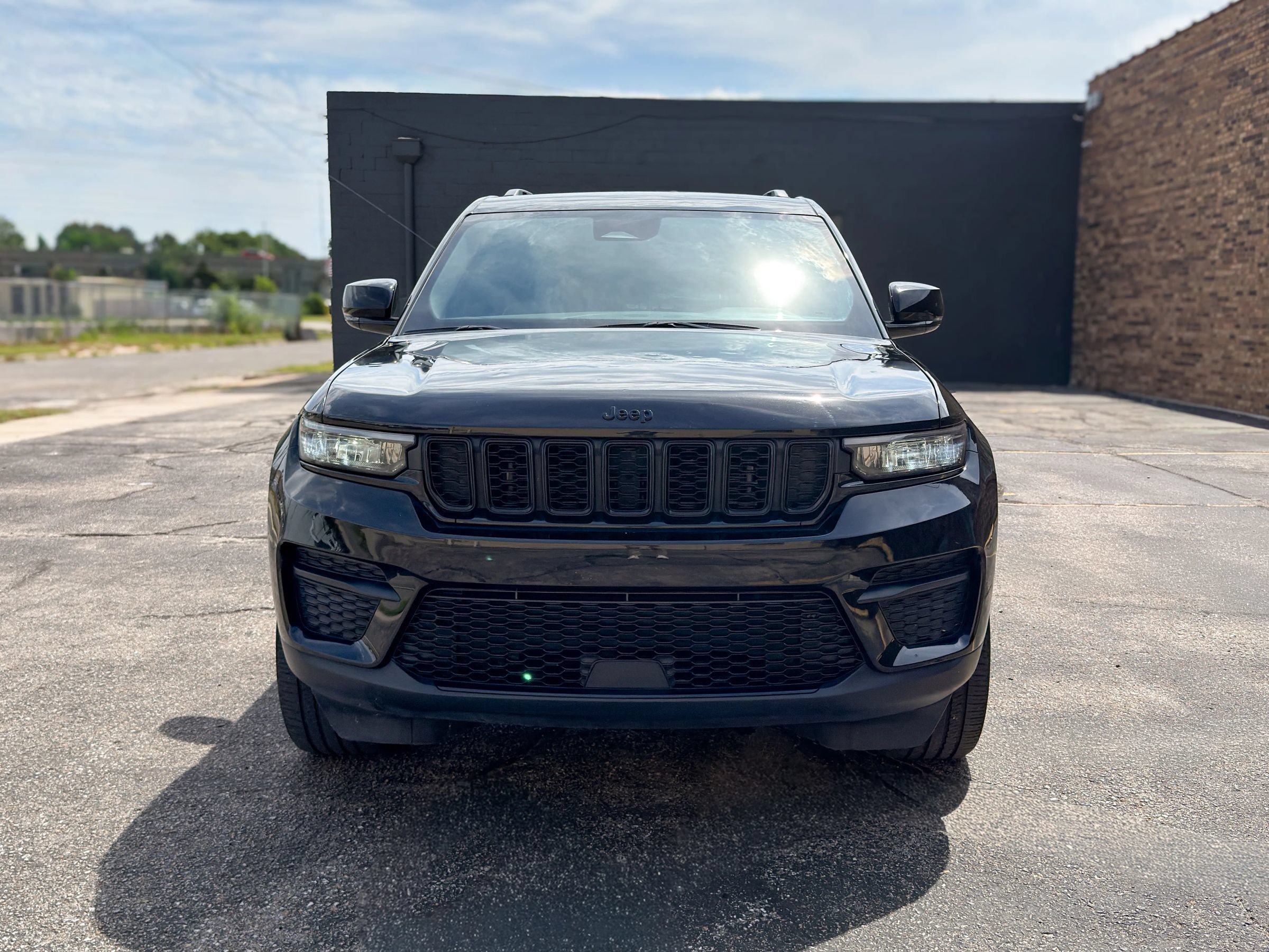 Used 2022 Jeep Grand Cherokee Altitude AWD/4WD image 2