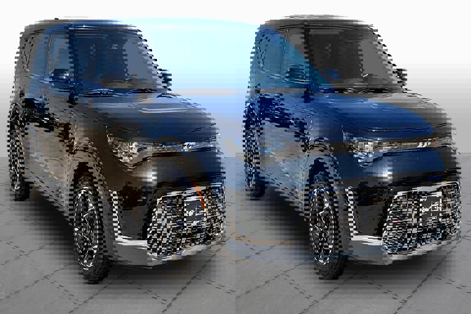 Used 2023 Kia Soul EX image 3