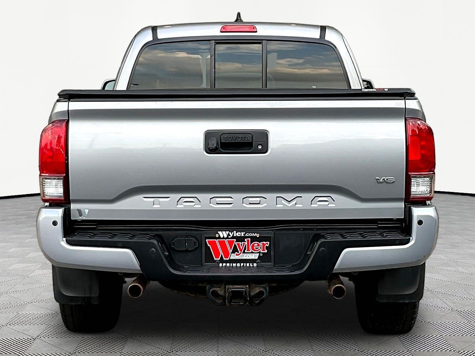 Used 2017 Toyota Tacoma SR5 RWD image 5