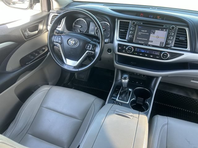 Used 2018 Toyota Highlander XLE AWD/4WD image 16