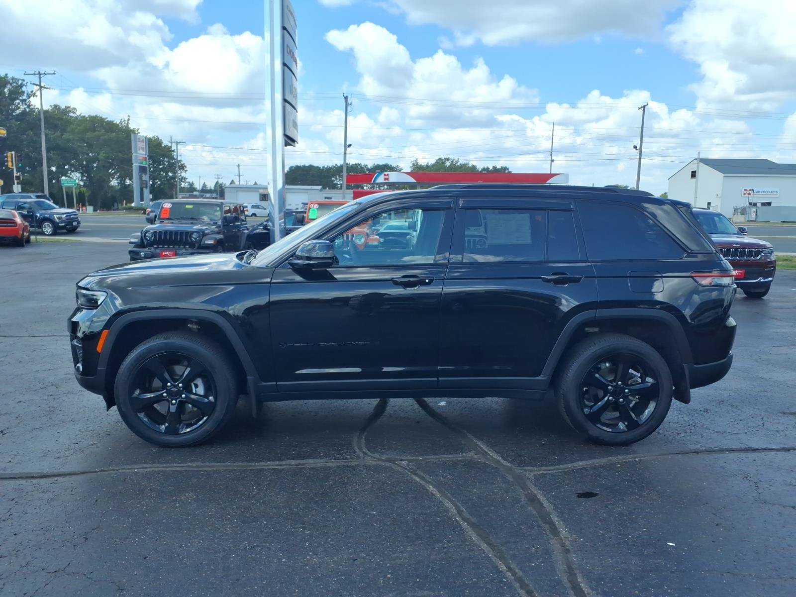 Used 2023 Jeep Grand Cherokee Altitude AWD/4WD image 7