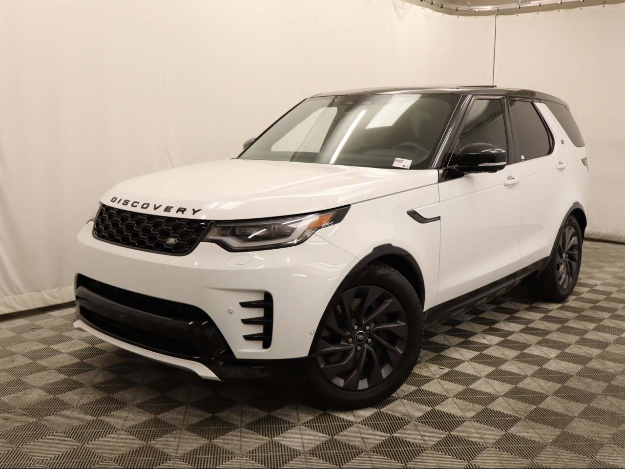 Used 2024 Land Rover Discovery Dynamic SE image 1