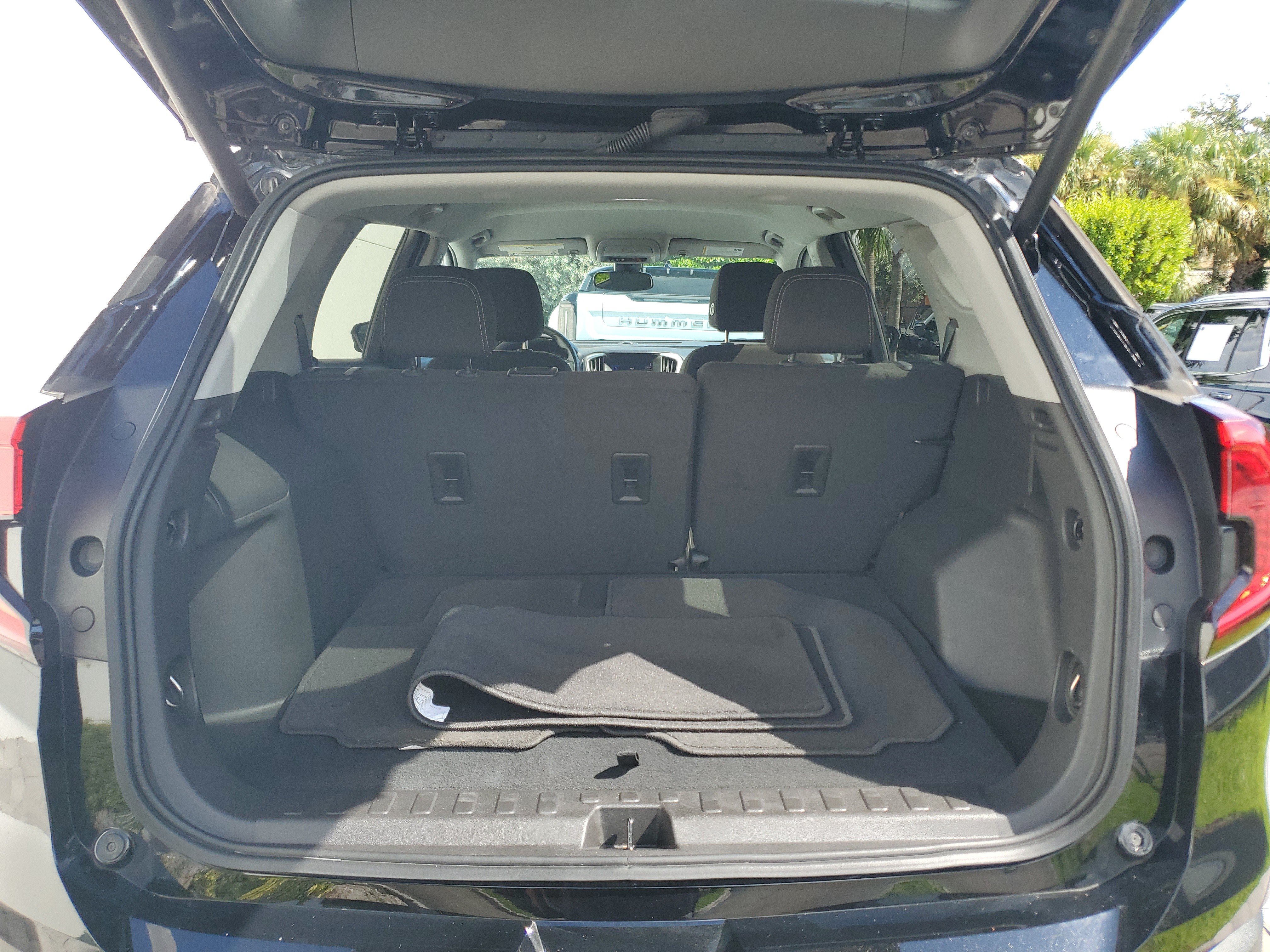 Used 2024 GMC Terrain SLE w/ Driver Convenience Package FWD image 10