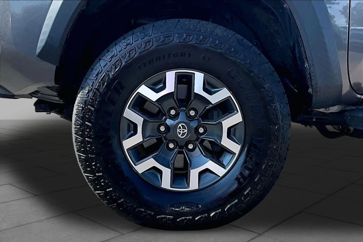Used 2021 Toyota Tacoma TRD Off-Road w/ Technology Package AWD/4WD image 11