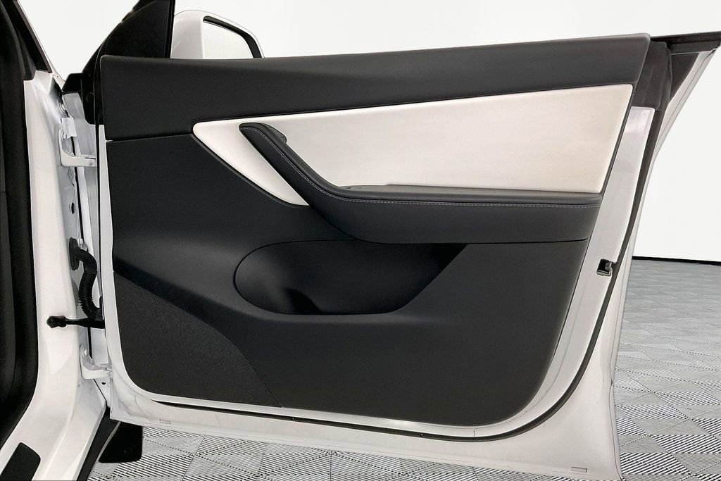 Used 2022 Tesla Model Y Long Range image 23