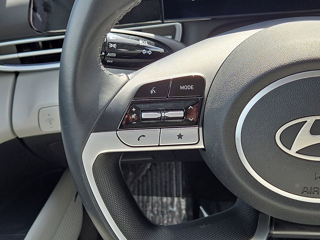 Used 2025 Hyundai Elantra Limited image 18