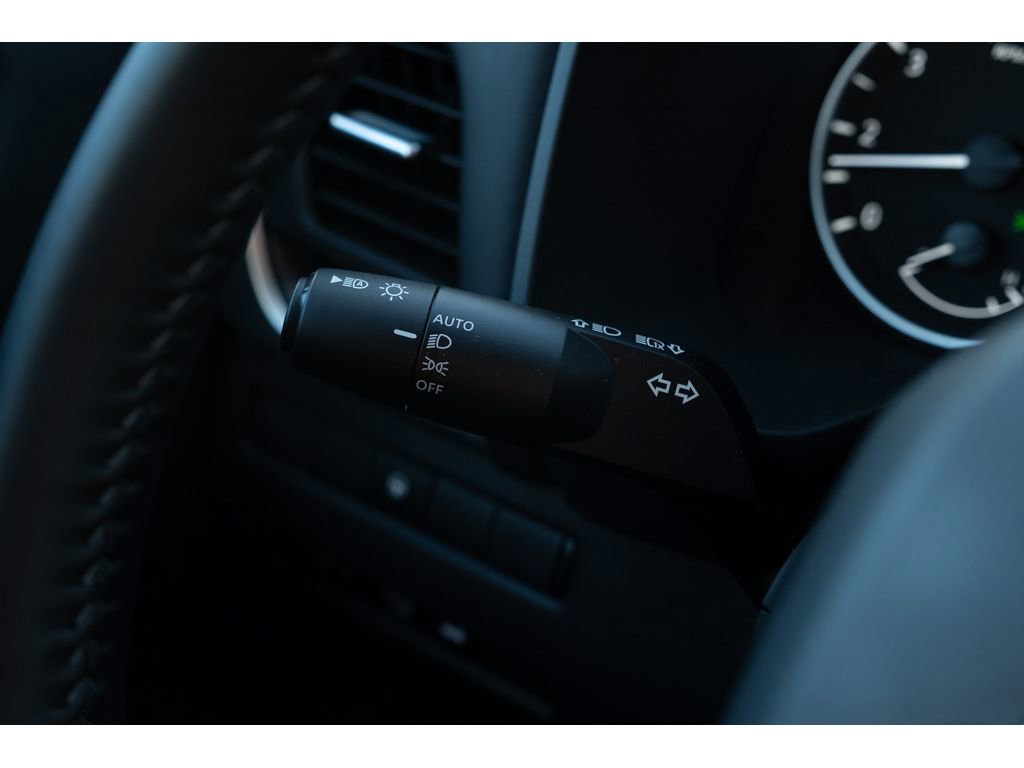 Used 2025 Nissan Rogue SV w/ SV Premium Package image 20