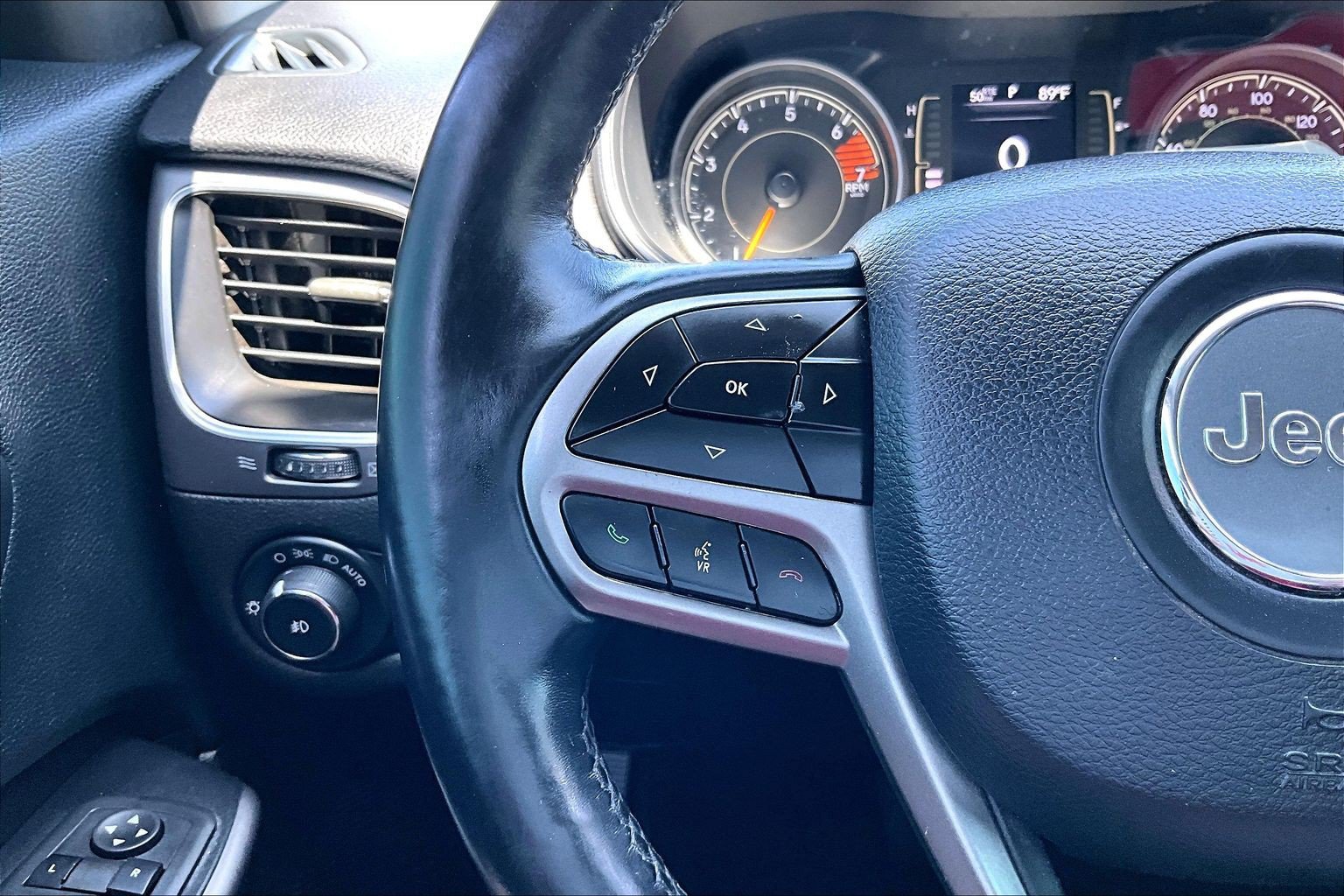 Used 2019 Jeep Cherokee Latitude w/ Cold Weather Group AWD/4WD image 18