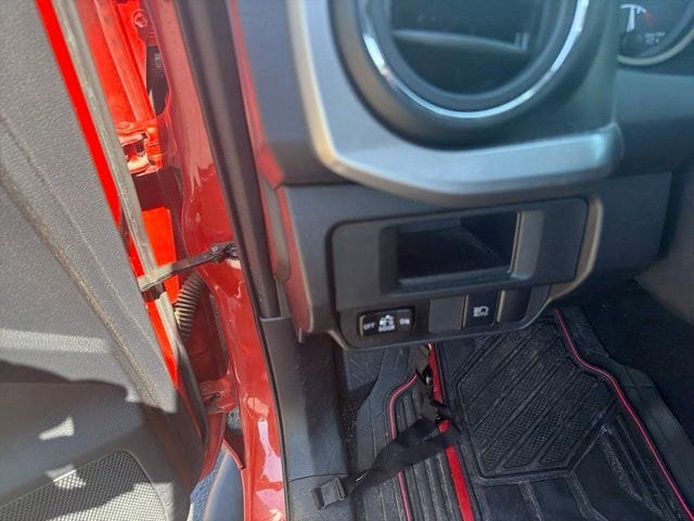 Used 2018 Toyota Tacoma SR5 AWD/4WD image 10