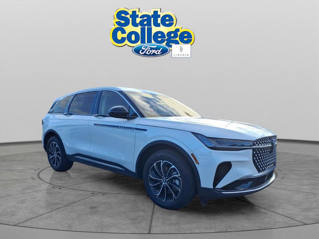 Used 2025 Lincoln Nautilus Premier image 3