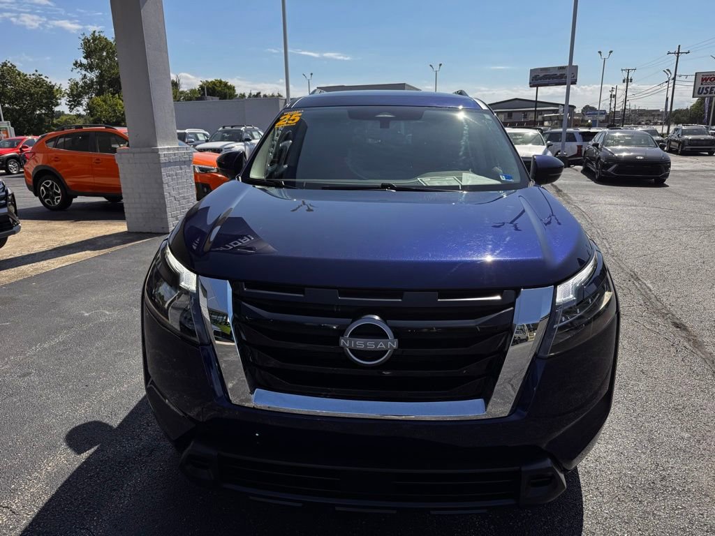 Used 2025 Nissan Pathfinder SV AWD/4WD image 3