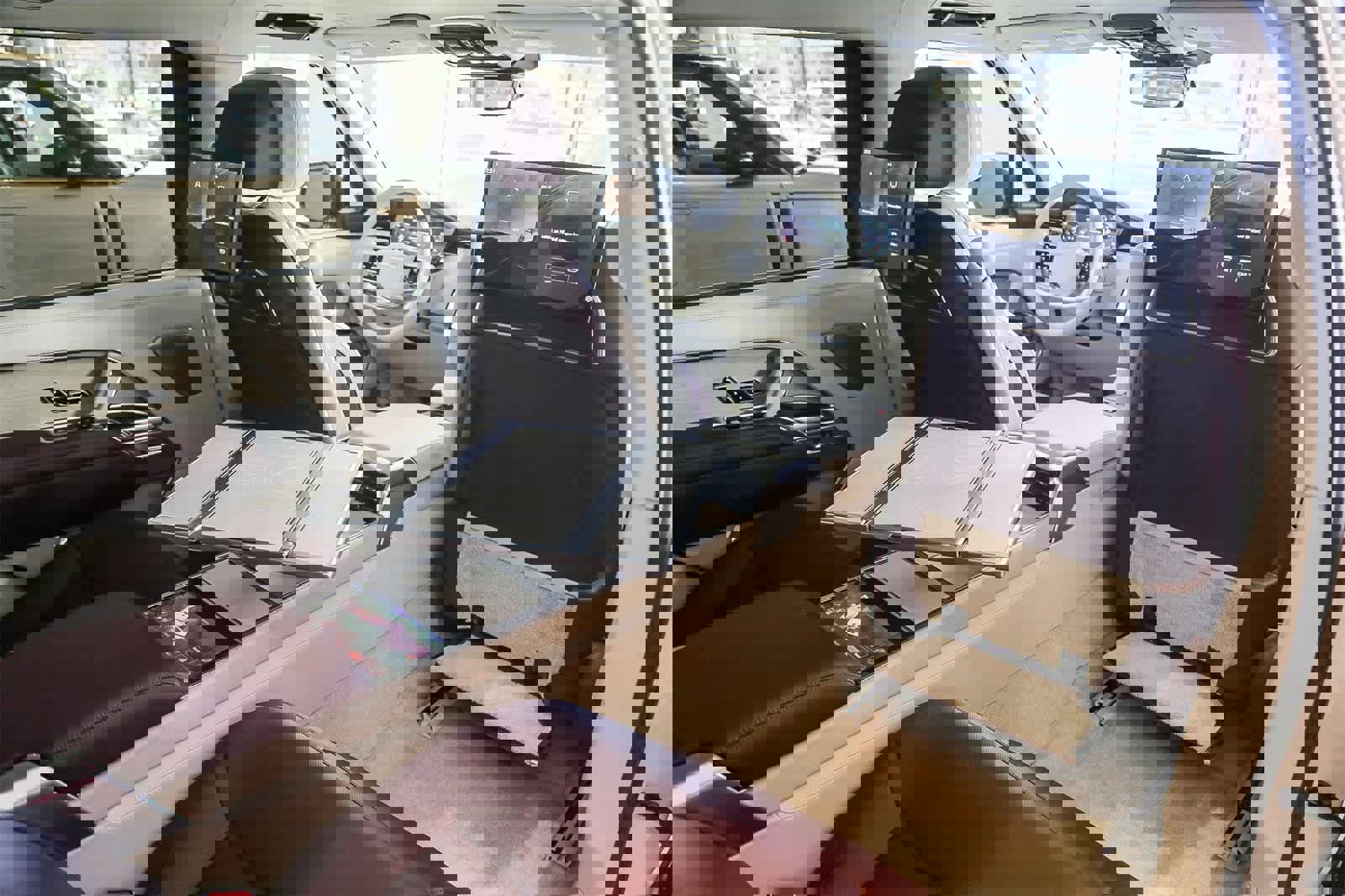 New 2024 Land Rover Range Rover SV image 17