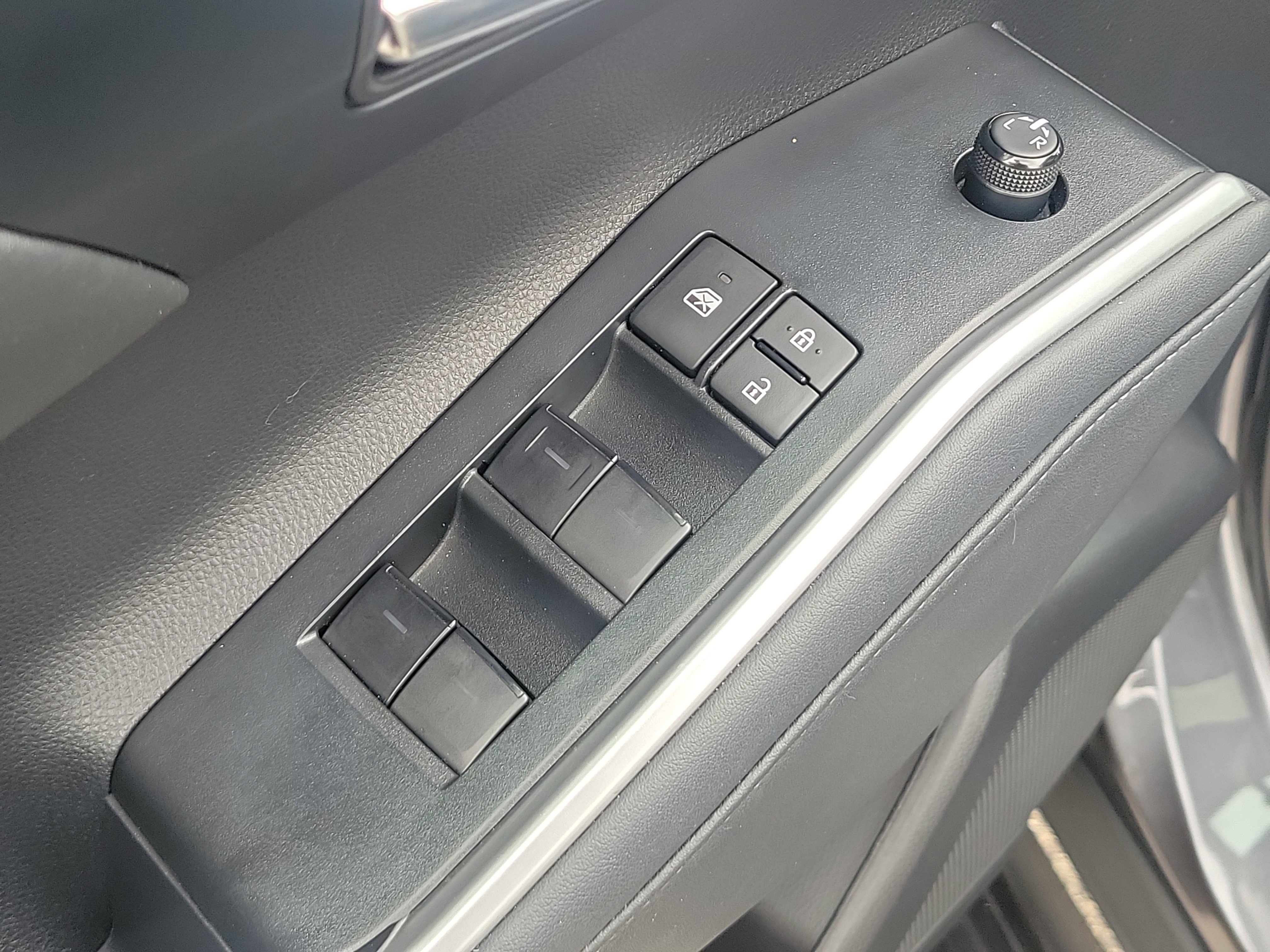 Used 2023 Toyota Highlander XLE FWD image 19