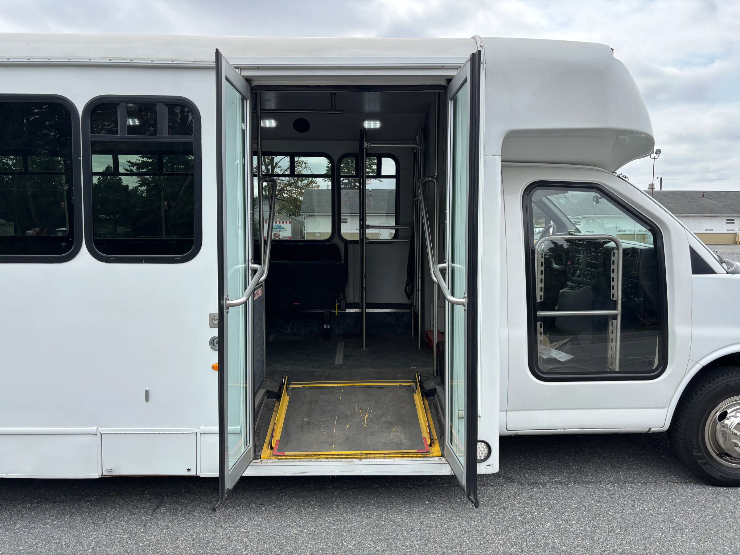 Used 2015 Chevrolet Express 4500 w/ Shuttle Bus Package RWD image 20