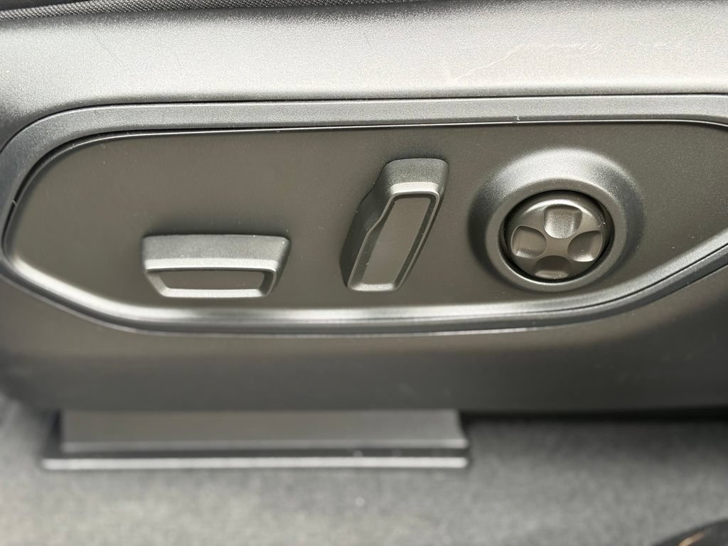 Used 2023 Jeep Grand Cherokee Altitude AWD/4WD image 23
