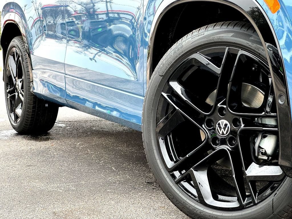 New 2026 Volkswagen Tiguan SE R-Line FWD image 2