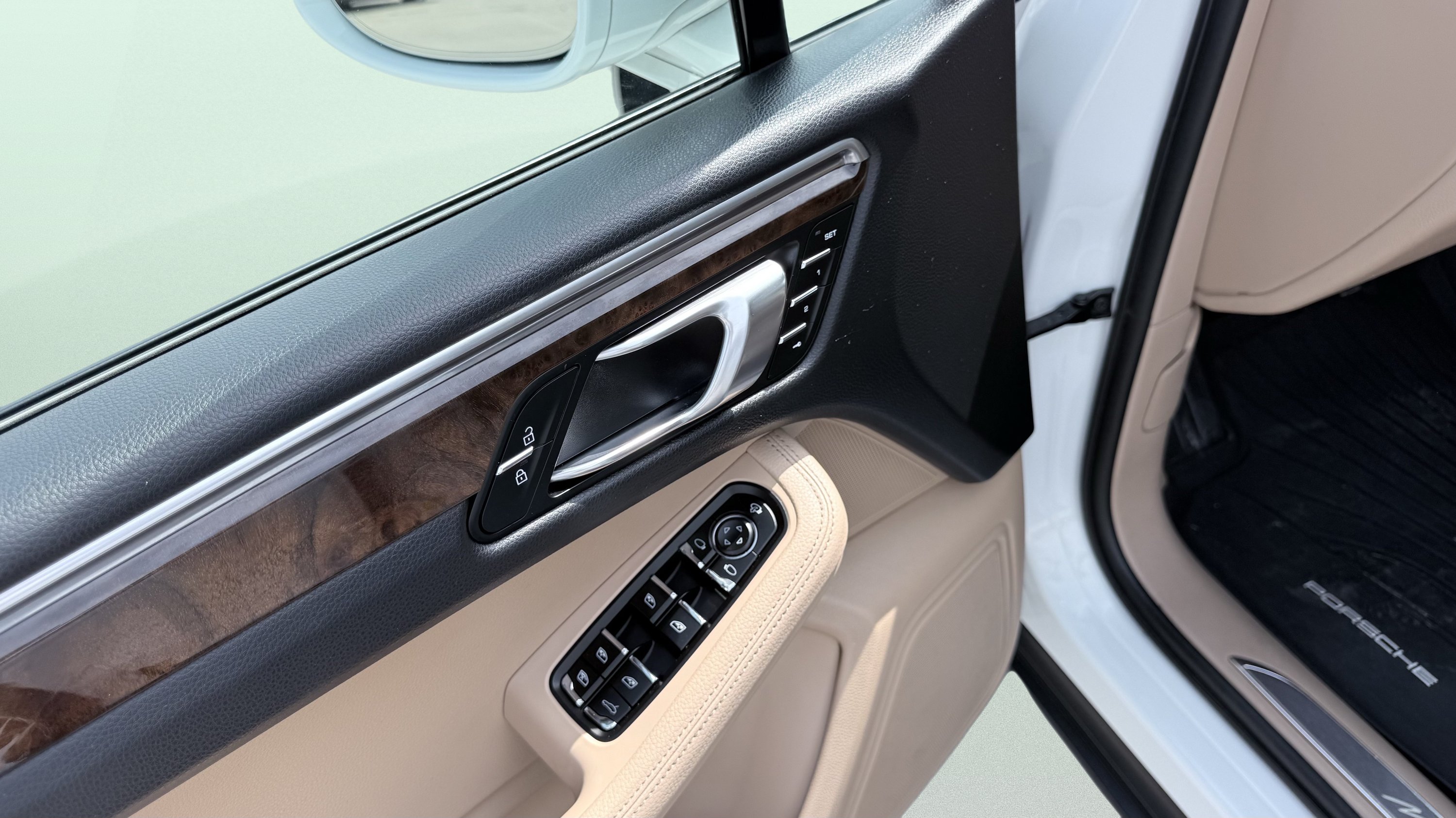 Used 2023 Porsche Macan Turbo AWD/4WD image 17