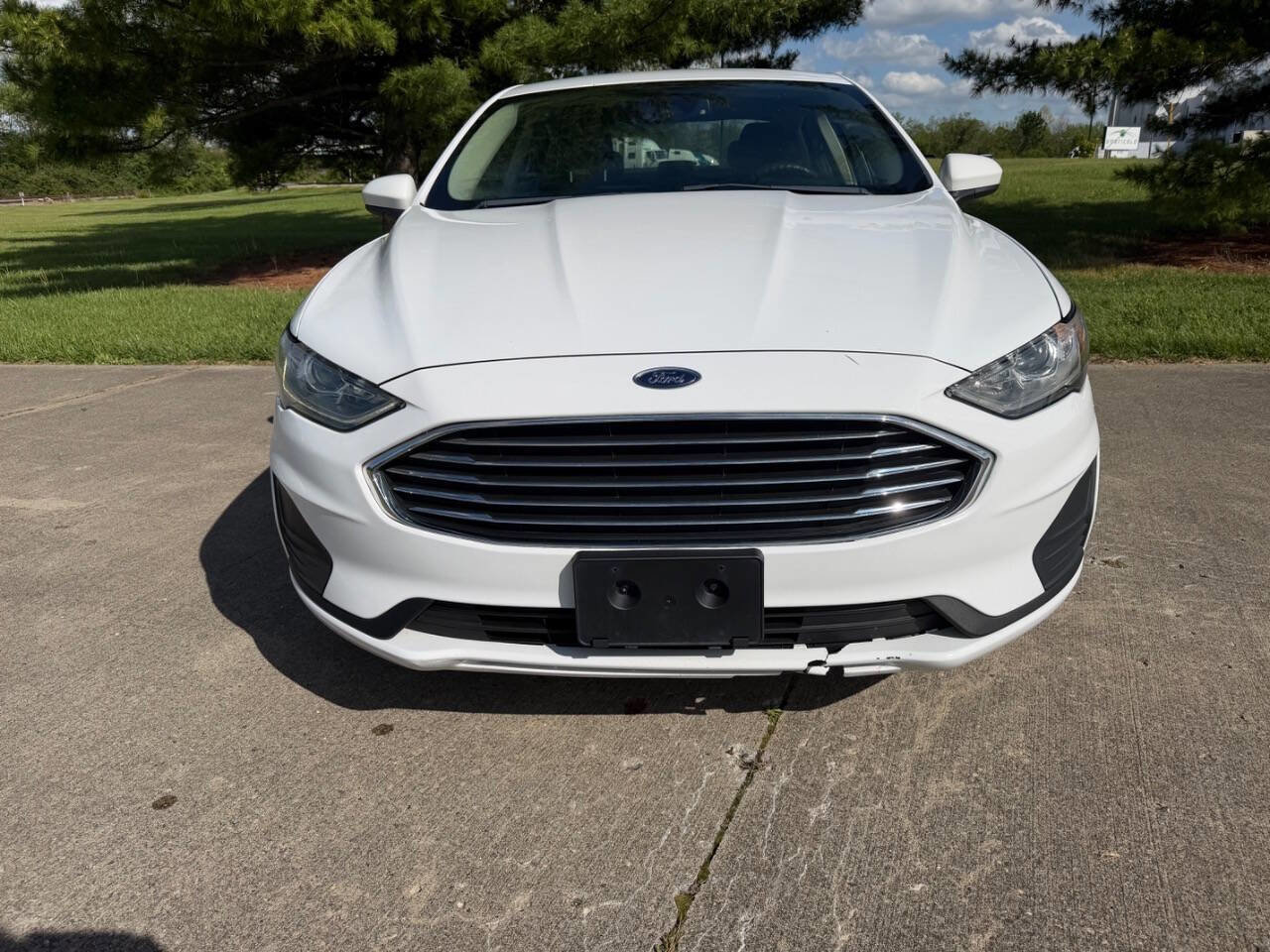 Used 2019 Ford Fusion SE FWD image 2
