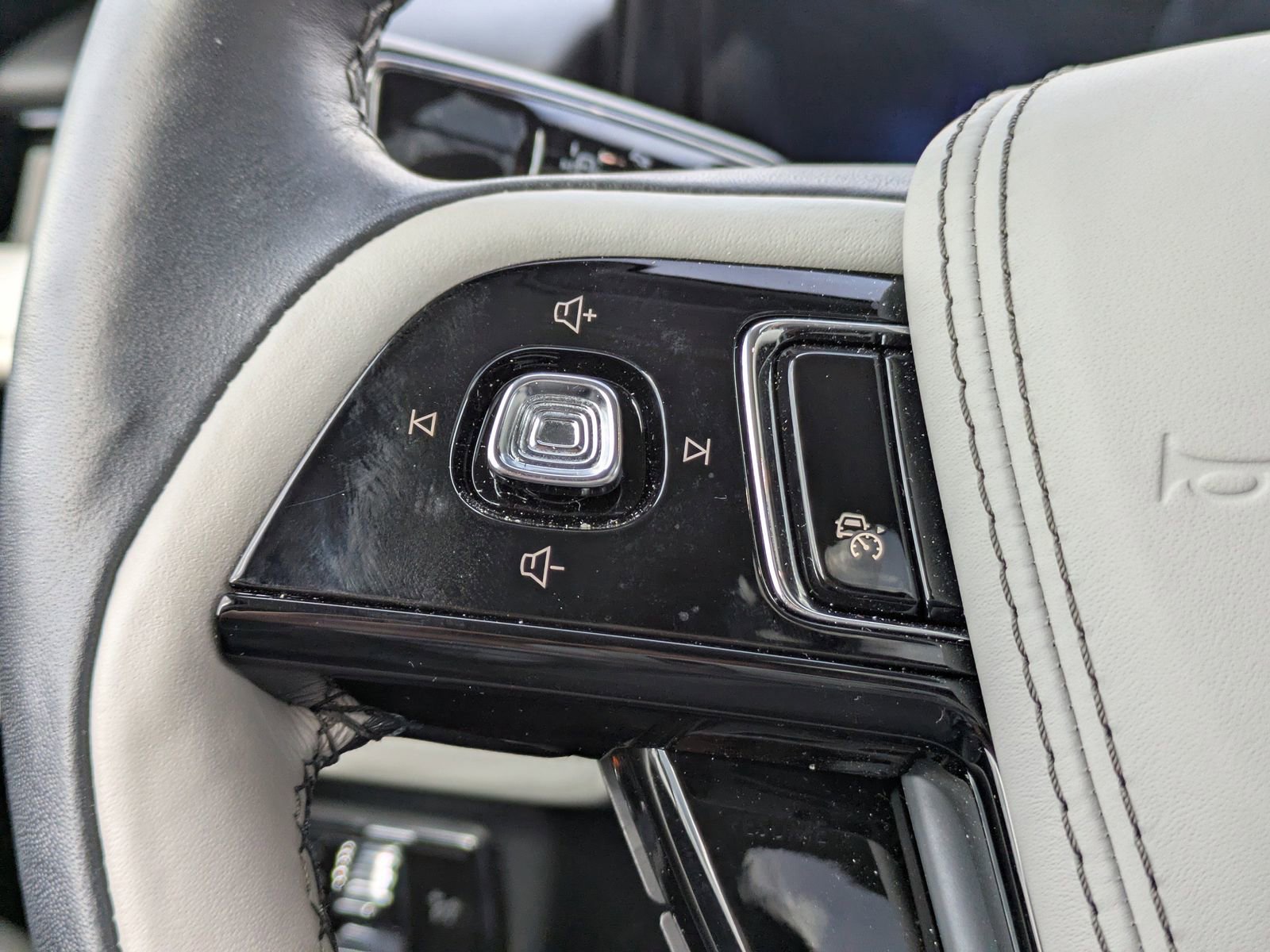 Certified 2025 Lincoln Aviator Reserve image 28