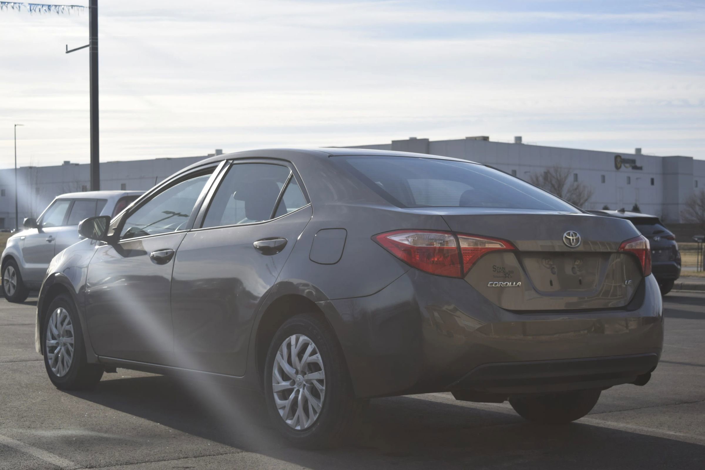Used 2018 Toyota Corolla LE image 2