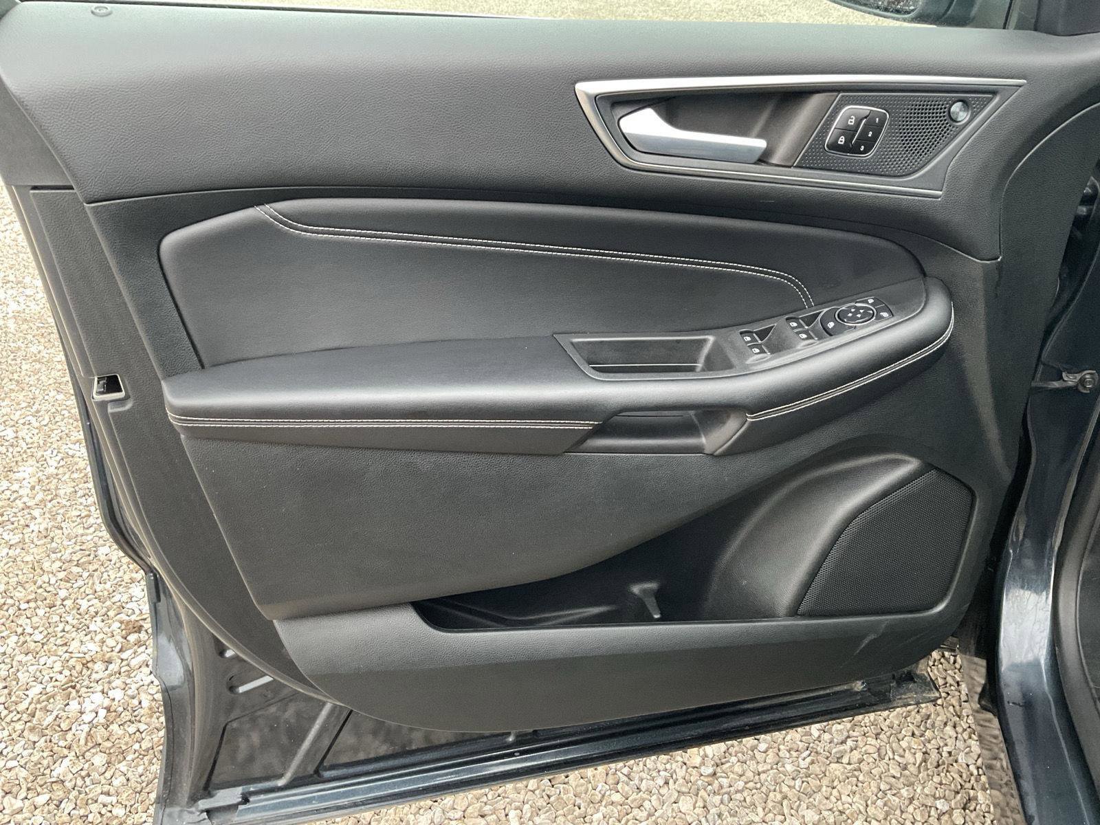 Used 2023 Ford Edge Titanium image 11