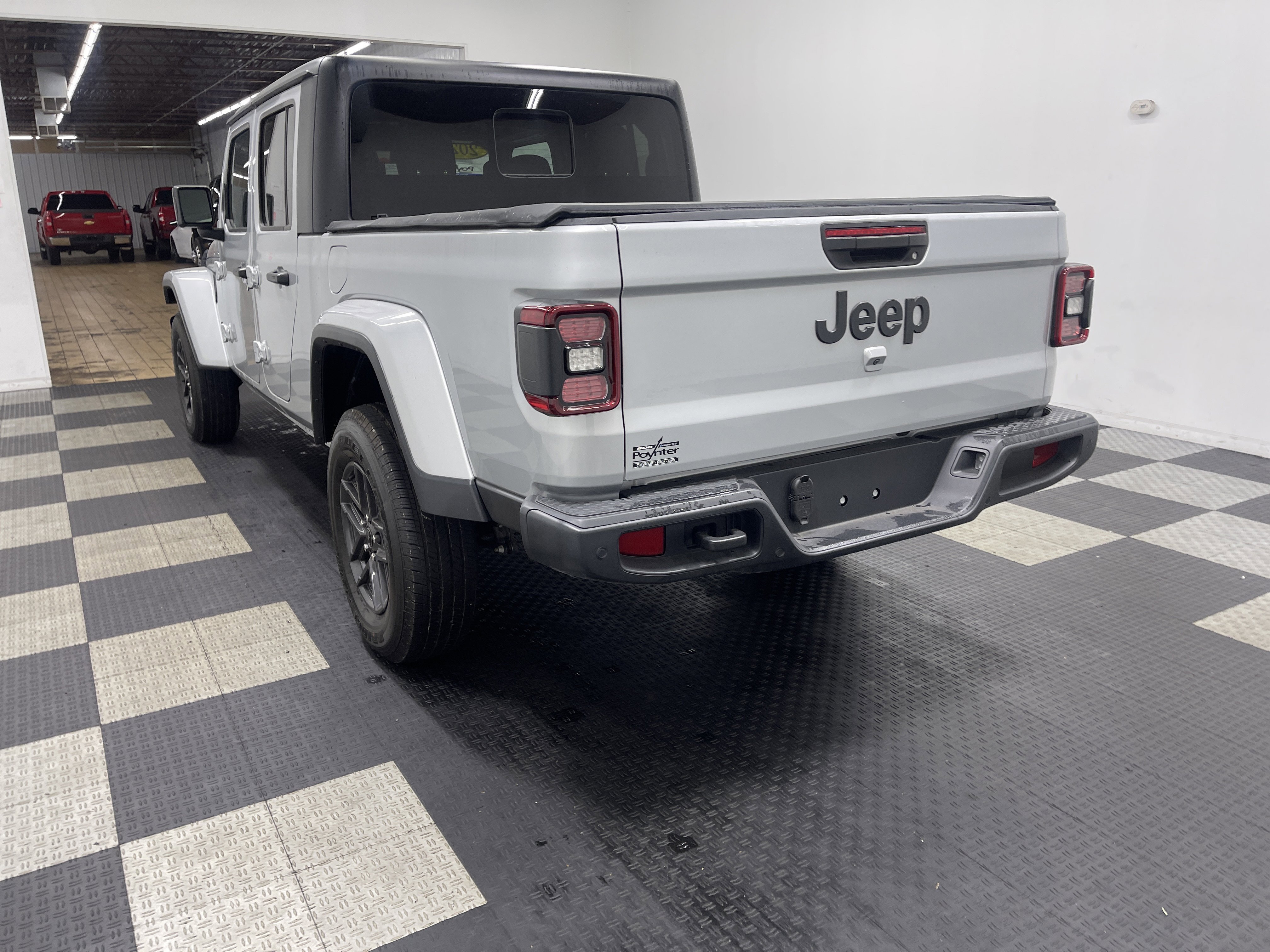 Used 2024 Jeep Gladiator Sport image 2