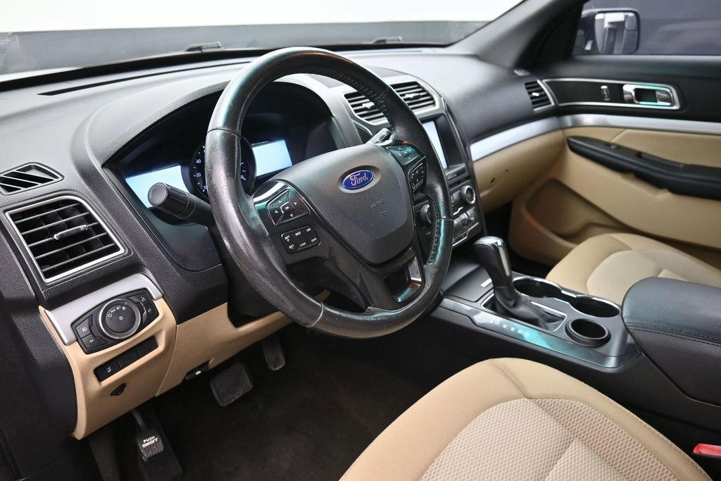 Used 2016 Ford Explorer XLT w/ Equipment Group 201A FWD image 18