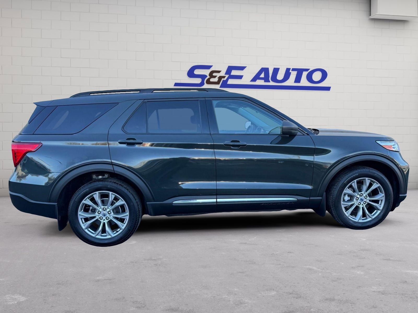 Used 2022 Ford Explorer XLT w/ Equipment Group 202A image 4