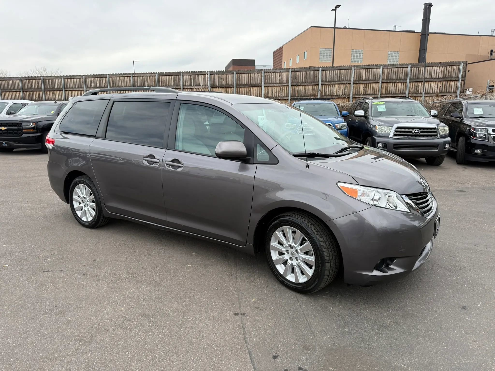 Used 2013 Toyota Sienna LE w/ Towing Pkg image 9